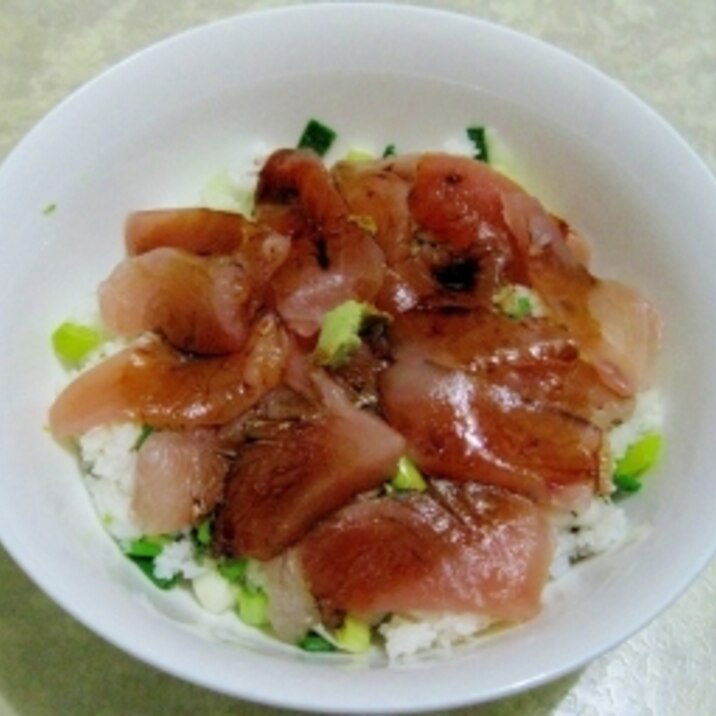 冷飯ok ねぎ混ぜご飯のマグロ切り身乗せ丼 レシピ 作り方 By 緋城 楽天レシピ